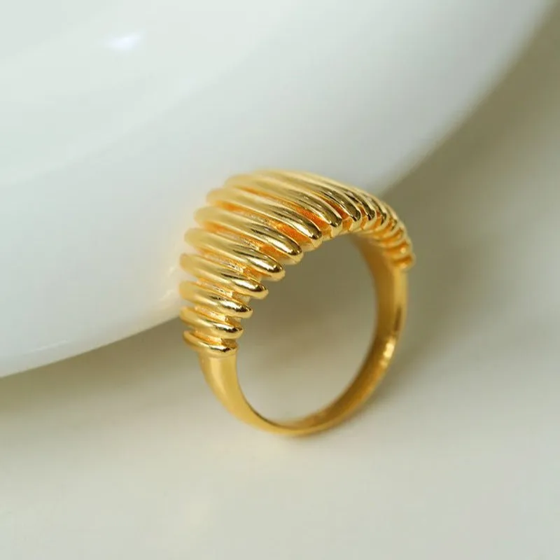 Elegant Vertical Stripe Ring