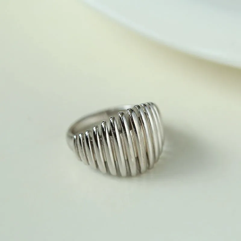 Elegant Vertical Stripe Ring