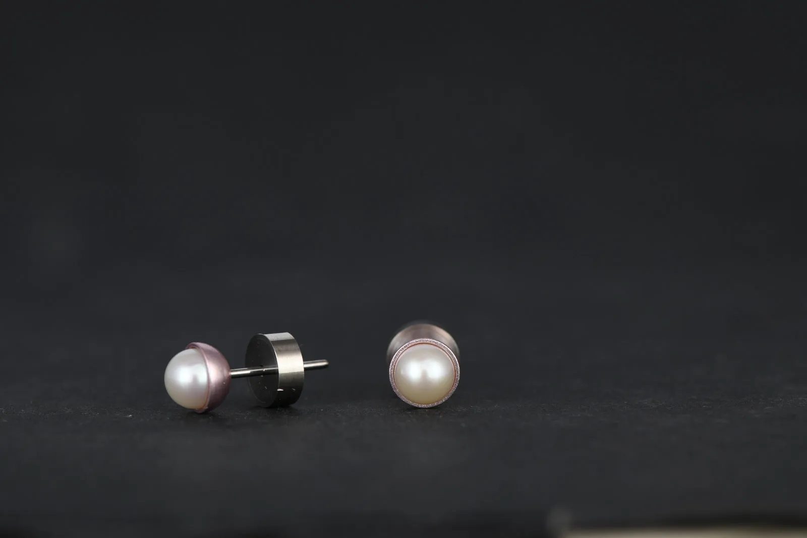 "Colorful aluminum" collection stud earrings with pearl